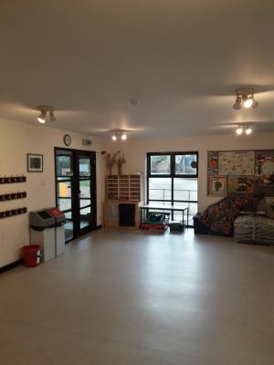./images/visitor-centre/classroom_1.jpg